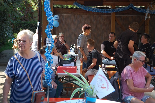 Besucher genießen das Oktoberfest im Schatten