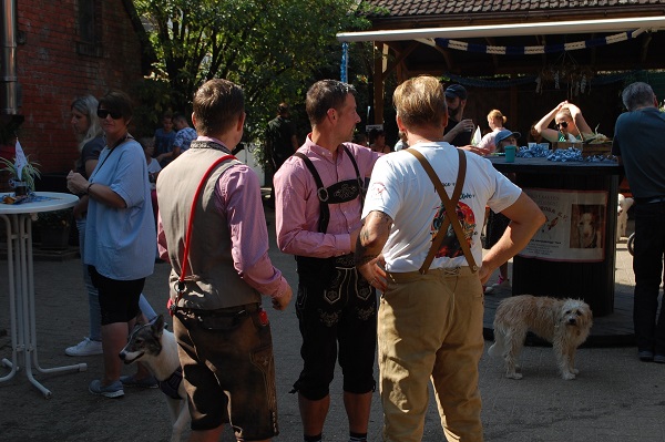 Drei Männer in Lederhosen Podencorosa