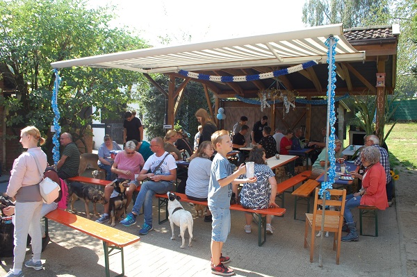 Besucher genießen das Oktoberfest im Schatten