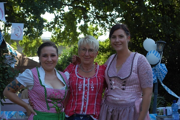 Jenny, Marion und Mona im Dirndl