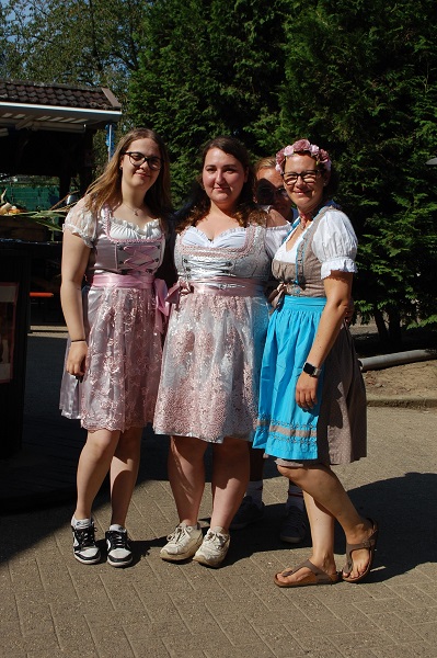 Naomi, Krissi und Diana im Dirndl